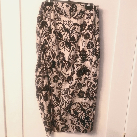 Zara midi thigh slit upper thigh ruching and floral waffled type fabric size med - Picture 1 of 3